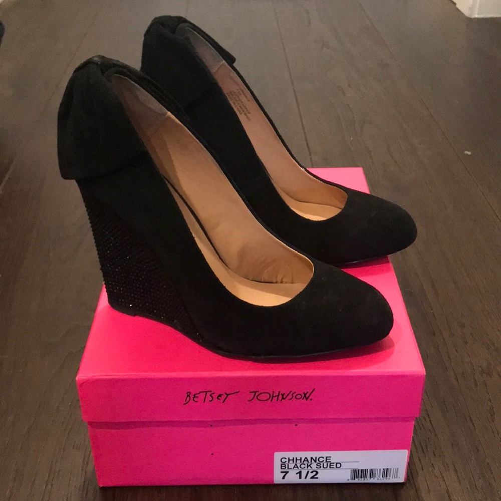 Betsy Johnson Chhance Black Suede Wedges (Sz 7.5)
